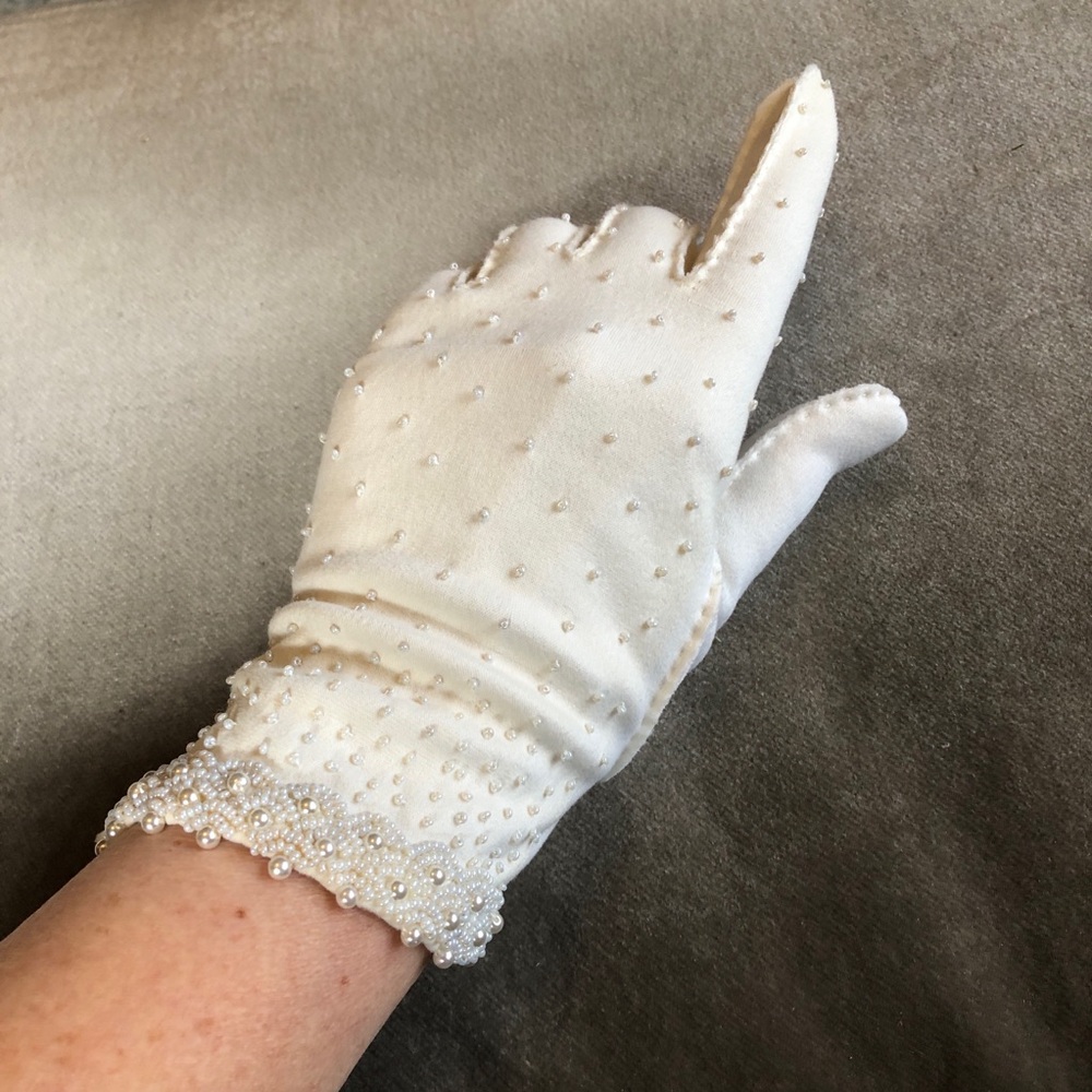 3 pairs Gorgeous vintage gloves: white beaded, white embroidered, brown leather - Picture 7 of 16